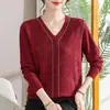 Suéter de tricô jacquard com gola V para outono para mães de meia-idade, top estiloso de manga longa, soltinho e que afina a silhueta, suéter fino para usar como base para mulheres