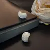 Pendientes anchos en forma de C con incrustaciones completas de perlas de vidrio de lujo ligero para mujer, joyería retro de moda con temperamento para el día a día, venta al por mayor