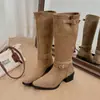 Botas de color liso estilo retro, adelgazantes y favorecedoras con hebilla, botas de equitación de punta fina otoño 2026, botas largas de moda de tacón grueso de ante