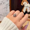 Anel de Flor de Íris Retrô Prateado Vazado Ajustável Simples Temperamento Fresco e Distante Personalidade de Nicho Design Anel do Dedo Indicador