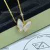 Collar de Cuatro Hojas Rosa de Nácar con Mariposa de Alta Gama para Mujer, Cadena para Clavícula, Oro V, Regalo para Novia o Mejor Amiga, Diseño de Nicho de Lujo Ligero