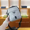 Nueva Marca P Comercio Exterior 2024 Nuevo Estilo Europeo y Americano Bolso Cruzado para Hombre con Logo Triangular Estampado Cremallera Bolso de Hombro de Moda Bolso para Hombre