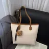 Bolsa Tote Transfronteiriça Bolsa de Grande Capacidade Feminina Nova Retro Simples Nicho Versátil para o Dia a Dia Bolsa Tote de Ombro Único Atacado