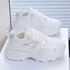 Tenis gruesos para mujer, nuevo estilo de otoño, zapatos de malla transpirable, estilo coreano, versátiles, suela gruesa, zapatos deportivos que aumentan la altura, zapatos casuales.