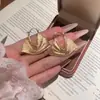 Pendientes de metal estilo vintage tipo bolso para mujer, ear cuffs geométricos texturizados cepillados de nicho, pendientes de lujo ligero de alta gama
