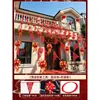 Un juego completo de guirnaldas decorativas para una boda rústica en un patio, con largos caracteres "feliz" colgantes, para casas de autoconstrucción