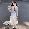 Nuevo Estilo Primavera y Otoño 2026 para Niños Mayores: Sudadera con Cuello y Parche de Encaje Estilo Princesa Coreana Falda de Capas Conjunto de Moda para Niñas