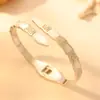 Pulsera de Acero Inoxidable Completa de Diamantes Diseño de Alto Nivel Transfronteriza Lujo Ligero Moda Más Vendida Pulsera con Colgantes que No se Caen para Mujer