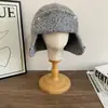 Dos Formas de Usar el Sombrero Lei Feng Protector de Orejas para Mujer en Invierno, Gorra Gruesa Cálida de Lana Estilo Propietario, Sombrero para Esquí y Vuelo para Mujer
