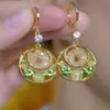 Brincos de Fio Dourado Verde com Fivela de Paz de Luxo Leve e de Alta Qualidade para Mulheres, Novos Brincos de Argola com Fivela de Orelha Populares da Moda 2026