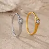 Anillo Delgado de un Solo Diamante Plisado Estilo Chanel para Mujer, Diseño de Nicho, Anillo de Circonita de Lujo Ligero, Acero de Titanio No Descolorante Joyería para el Día a Día