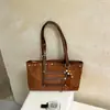Bolso de Hombro Tipo Tote de Gran Capacidad Remachado Bolso para el Trabajo Nuevo Otoño 2026 Alta Apariencia Personalidad Moda Retro Bolso de Mano para Mujer