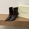 Botas curtas clássicas de salto alto com bico fino, zíper traseiro e forro de pelúcia, botas curtas de design western outono/inverno 2026 com zíper traseiro