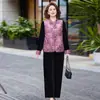 Elegante conjunto de tres piezas con chaleco bordado estilo chino para madres de mediana edad, nuevo estilo otoño 2026, lujoso atuendo de terciopelo dorado
