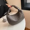 Bolsa tejida a mano personalizada para exportación de comercio exterior 2024 nuevo diseño de nicho estilo extranjero única bolsa de mano de media luna venta al por mayor