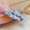 Anel de cobra de alta qualidade com microincrustação de zircônia e diamantes, anel de cobra pequeno banhado a platina, anel de dedo em osso de cobra aberto moderno