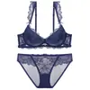 Lingerie sexy mais vendida internacionalmente, apresentando um design que levanta e sustenta os seios, com detalhes em renda, um design estilo francês e um efeito push-up para realçar o busto, criando um visual mais cheio para mulheres com seios menores