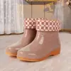 Sapatos de trabalho curtos à prova d'água para adultos, galochas de chuva da moda para atividades ao ar livre para mulheres, sapatos baixos da moda para casa e lavanderia no verão