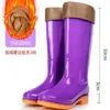 Botas de chuva femininas de cano alto, antiderrapantes, espessadas, botas longas com forro de fleece, modernas e quentes para o inverno, sapatos de borracha impermeáveis, galochas, cobre-botas