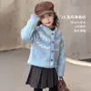 Cardigan de malha jacquard Fair Isle azul com senso de design retrô para meninas 2026 novo top de outer wear de primavera e outono para crianças
