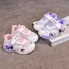 Tênis Esportivo Infantil 2026 Primavera Novo Estilo Sapatos Casuais para Meninas Tênis Esportivo Infantil Sapatos de Desenho Animado para Meninas