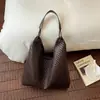 Bolsa feminina de grande capacidade 2026 verão nova moda bolsa de ombro simples padrão trançado bolsa tote casual para o dia a dia