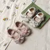 Zapatos de caminar para niñas con suela blanda y adornos de cristal, nueva colección primavera/otoño 2026, zapatos de piel para niñas pequeñas, zapatos de princesa, adecuados para bebés de un año