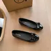 Celebridade da internet super bonita novo estilo pessoa baixa 2026 sapatos de salto baixo bico redondo primavera outono versátil aumento interno de altura sapatos femininos sapatos Mary Jane