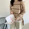 Foto real de suéter pullover de cuello redondo estilo coreano para mujer, nuevo estilo otoño/invierno 2022, tejido de punto a rayas de bloqueo de color holgado, de algodón moderno