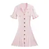 Vestido suéter de malha rosa com gola para menina coreana de outono, combinado com um pequeno vestido preto estilo Hepburn como camada base
