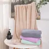 Toalla de Baño con Patrón de Piña, Tejido de Punto de Coral Fleece, Suave y Absorbente, Adecuada para Hombres y Mujeres, No Suelta Pelusa Fácilmente, Toalla Cuadrada Grande, Venta al por Mayor desde el Fabricante