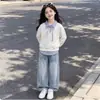 Conjunto de primavera/otoño moderno y minimalista para niñas: un nuevo diseño de estilo coreano con un top de patchwork y pantalones vaqueros con un lazo, un conjunto versátil de dos piezas