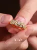 Anel de ouro fosco com padrão de diamante em cruz cravejado de diamantes, luxo leve vintage com um toque de alta qualidade, anel de ouro fosco para o dedo indicador