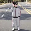 Conjunto de Roupa Esportiva Masculina Primavera e Outono Estilo Coreano Moletom com Zíper Infantil Conjunto de Duas Peças Cool Roupas Estilosas para Bebês e Crianças Pequenas Comércio Exterior