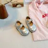 Sapatos baixos de couro retrô para meninas, sapatos de princesa prateados da moda, outono 2026, sapatos de sola macia para crianças pequenas, comércio exterior