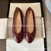 Versão de Luxo dos Sapatilhas de Ballet com Laço Xiaoxiangfeng para Mulheres, Novo Estilo 2025, Mocassins Planos Slip-On Color-Blocking