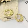 Pendientes de moda transfronterizos con un toque de alta gama, acero inoxidable dorado de 18 quilates, elegante diseño circular, versátiles pendientes de tachuela geométricos de acero de titanio para mujer