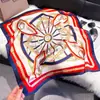 Primavera 2025 Nuevo Pañuelo Moda Estilo Occidental Combinable Cuadrado Pequeño 70cm Pañuelo Decorativo Protección Solar Chal de Viaje Mujer