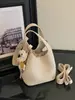 Bolso de mano de diseño de nicho de alta gama nuevo 2026 para mujer, bolso cruzado versátil de moda para el día a día, cesta tote, bolso cubo