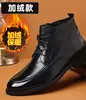 Novo modelo de botas curtas casuais de negócios masculinas feitas de couro bovino de primeira qualidade, disponíveis com couro genuíno e forro de lã opcional, botas estilo Martin com solas de madeira maciça