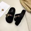 Pantuflas de felpa dulces para temporada de otoño e invierno, para interiores y exteriores, de aumento de altura, nuevas, de una tira para mujer, de pelo, antideslizantes, para el hogar, para usar con calcetines gruesos