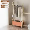 Cabideiro portátil de cor creme para uso doméstico, adequado para quartos e salas de estar, um cabideiro de chão, um rack de armazenamento moderno e simples de grande capacidade