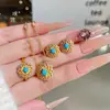 Collar, aretes y anillo de girasol con diamantes azules chapados en oro del mismo estilo de la Tienda de Oro Puzo, un juego de joyería simple y elegante para mujeres
