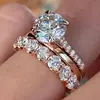 Anillo de Luz de Zirconia Incrustada en Oro Real Chapado en Cobre Transfronterizo Europeo y Americano Lujo Ligero Sensación de Alta Gama Anillo para el Dedo Joyería de Mano Versátil Fabricante Venta al por Mayor en Stock