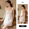 Elegante y dulce, sexy bata de satén estampada sin espalda con mangas tipo mariposa y copas de sujetador incorporadas, conjunto de ropa para el hogar para mujer XK5750