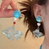 Pez nadando en el cielo azul, Colgante de carpa azul, Pendientes de perlas para mujer, Pendientes adecuados para el verano, Pendientes de diseño nicho