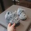 Zapatos de papá para niños pequeños, zapatillas deportivas antideslizantes de suela blanda para niñas, zapatillas deportivas infantiles 2026, nuevos zapatos de malla primavera y otoño para niños