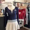 Camiseta de Manga Larga Falsa de Dos Piezas con Costuras de Contraste para Otoño e Invierno, Mujer, Cuello en V, Ajustada, Diseño de Nicho, Top Base con Almohadilla en el Pecho