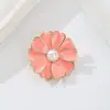 Broche de perla floral fresca con pétalos rosas, pasador versátil para trajes y abrigos de verano, accesorio de alta gama