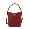 Bolsa balde nova retrô e minimalista, uma bolsa de mão fashion e casual para a primavera de 2026, apresentando um design texturizado e adequada para mulheres usarem como bolsa de ombro ou bolsa transversal.